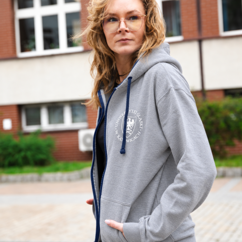 Portret w szarej bluzie kampusowej.png